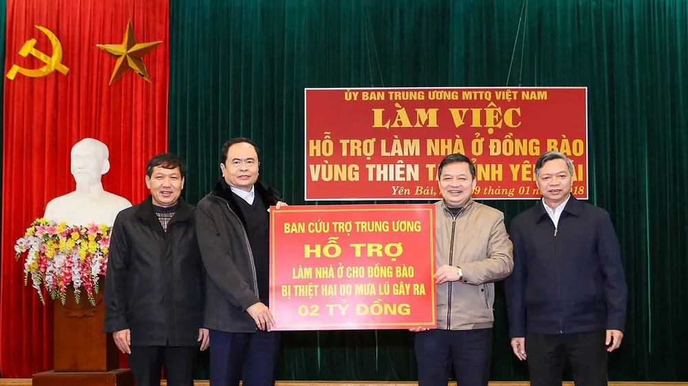 Ủy ban TƯ MTTQ Việt Nam trao 2 tỷ đồng hỗ trợ bà con vùng lũ xây nhà ở