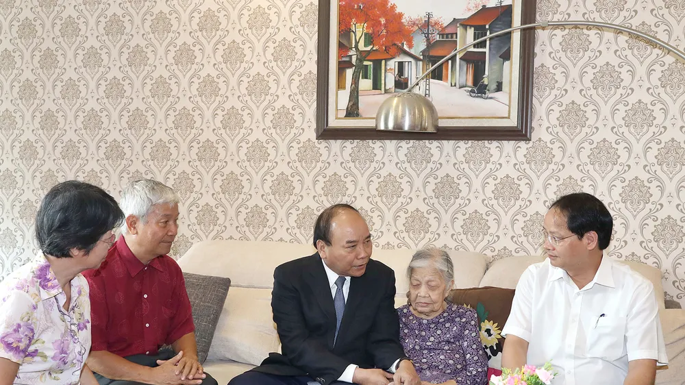  Thủ tướng thăm hỏi mẹ liệt sĩ Trịnh Đình Khôi. Ảnh: VGP