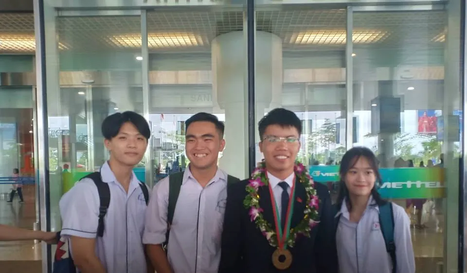 Nguyễn Ngọc Long bên bạn bè ở sân bay Nội Bài sáng 30-7