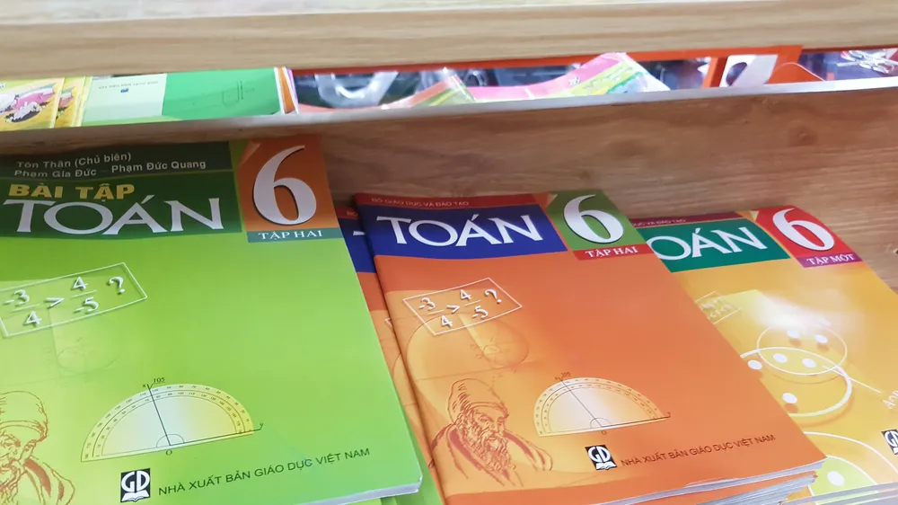 Nhiều ngày qua, phụ huynh khốn khổ vì lùng mua sách giáo khoa