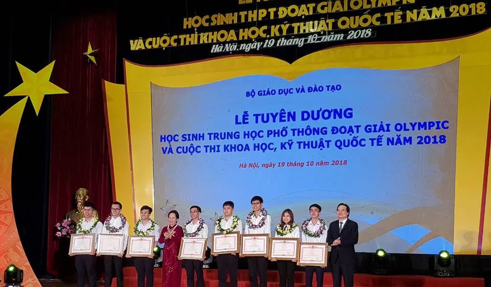 Các em đoạt HCV nhận bằng khen của Thủ tướng Chính phủ