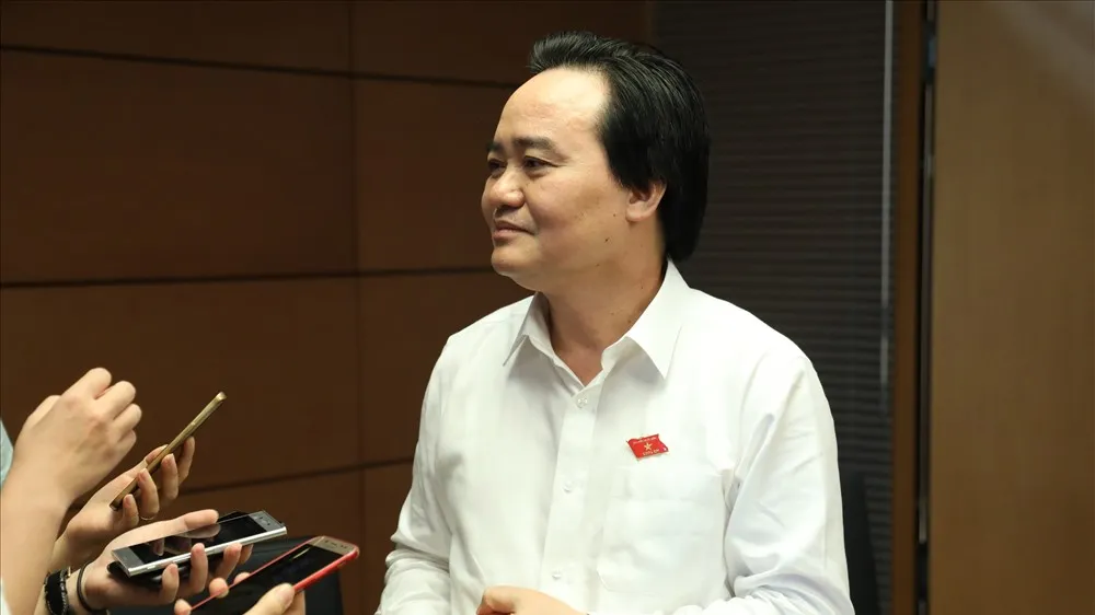 Bộ trưởng Phùng Xuân Nhạ trả lời bên hành lang Quốc hội