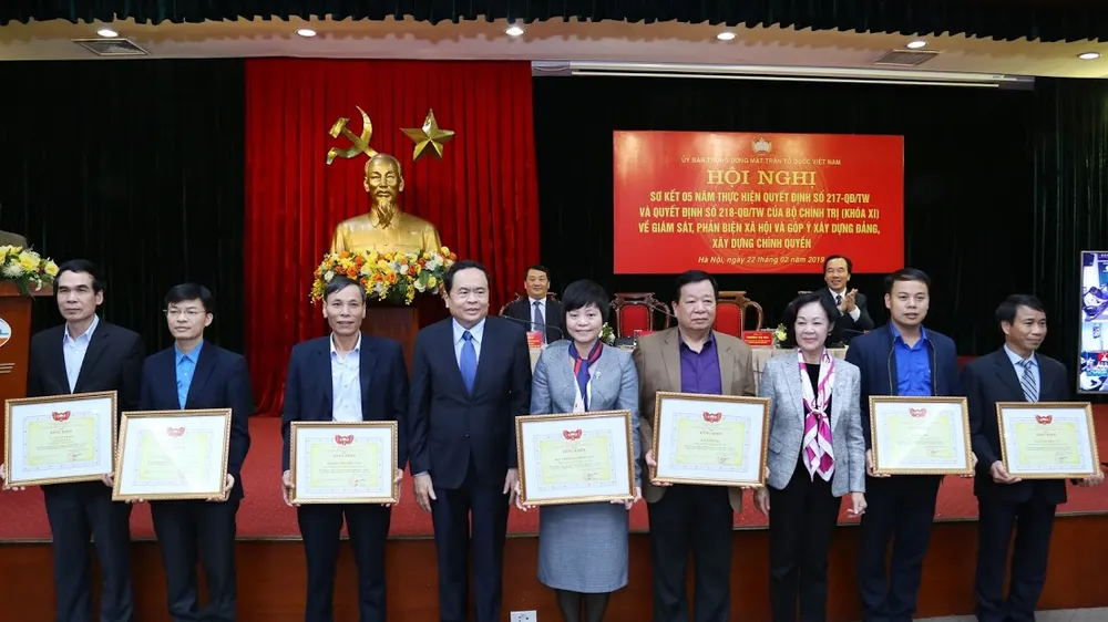 Khen thưởng các tập thể, cá nhân làm tốt công tác giám sát, phản biện xã hội