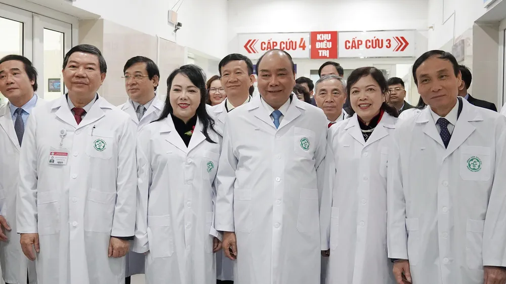 Thủ tướng chụp ảnh lưu niệm với các thầy thuốc