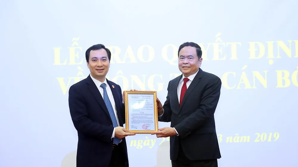Đồng chí Trần Thanh Mẫn trao quyết định cho đồng chí Vũ Văn Tiến