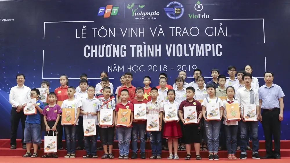 Trao giải cho các thí sinh đoạt giải