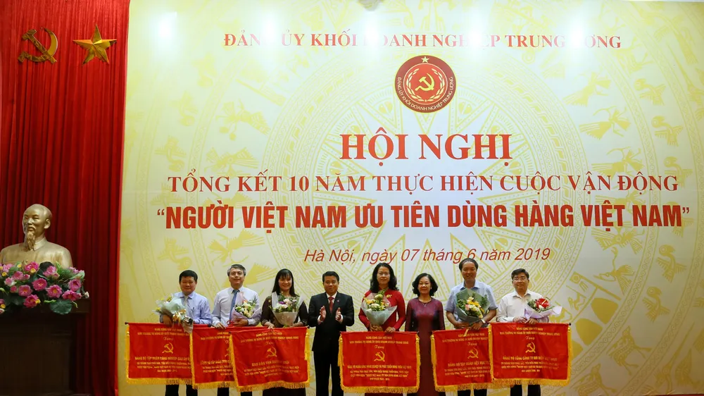 Khen thưởng tập thể, cá nhân tại hội nghị