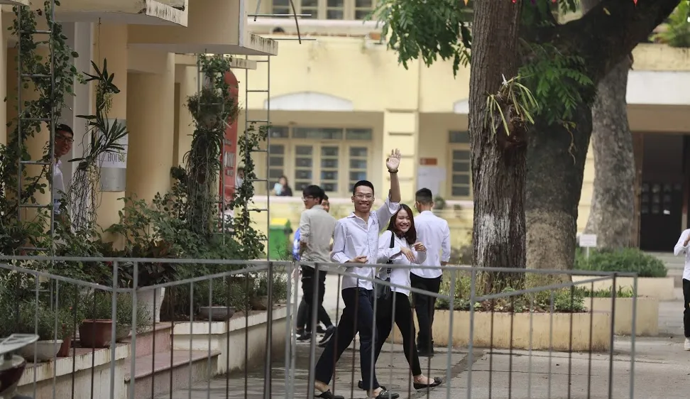 Thí sinh phấn khởi ra khỏi phòng thi