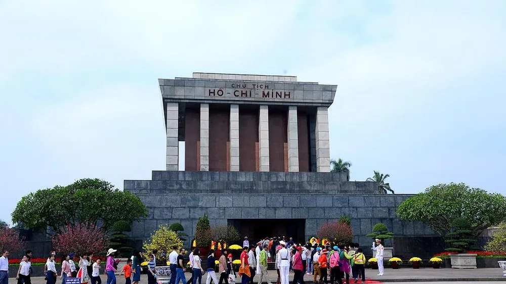 Nhân dân và du khách đến viếng Bác
