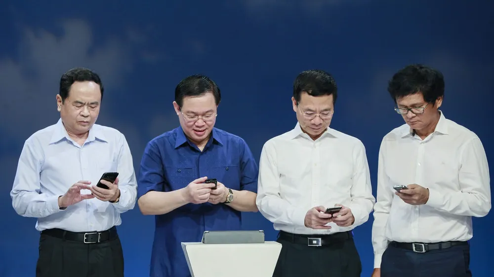 Phó Thủ tướng Vương Đình Huệ và các đại biểu nhắn tin ủng hộ người nghèo