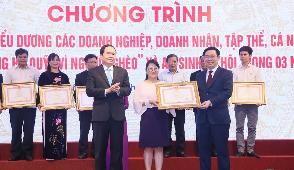 Phó Thủ tướng Vương Đình Huệ trao bằng khen cho các cá nhân
