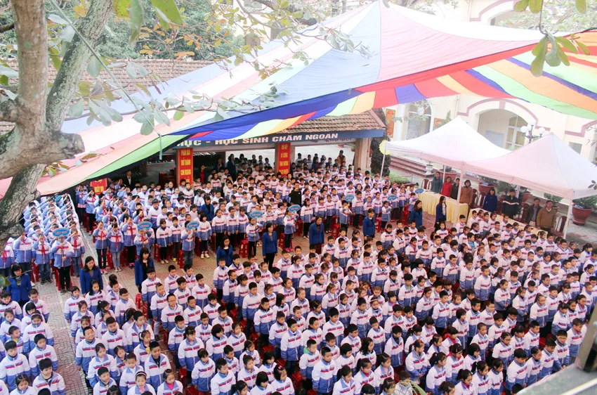 HS-SV tưởng niệm nạn nhân tử vong vì tai nạn giao thông trong lễ chào cờ ngày 11-11