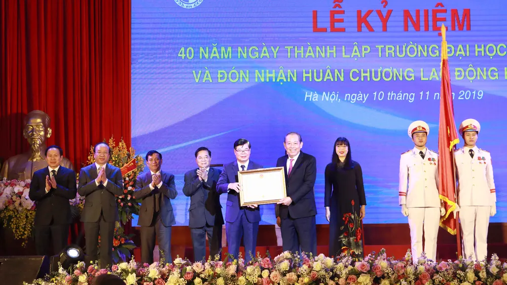 Trường Đại học Luật Hà Nội đón nhận Huân chương Lao động hạng Nhất lần thứ 2