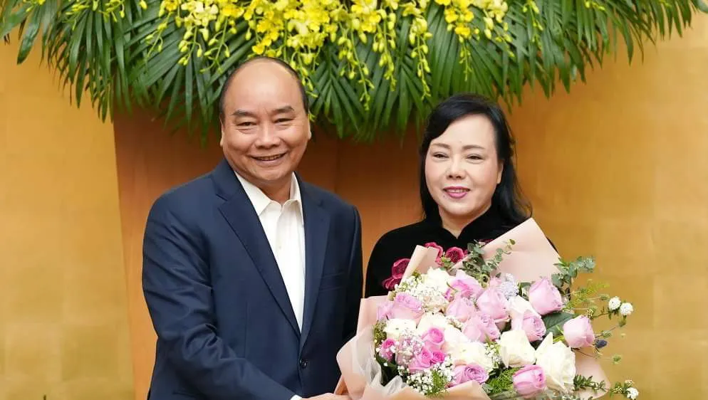 Thủ tướng Nguyễn Xuân Phúc tặng hoa chia tay bà Nguyễn Thị Kim Tiến. Ảnh: VGP