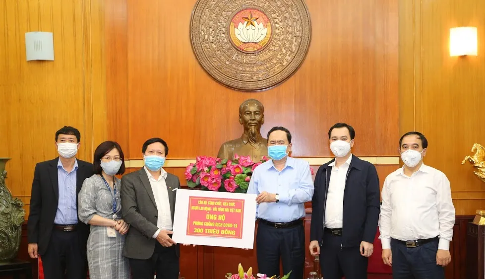 Ủy ban Trung ương MTTQ Việt Nam tiếp nhận ủng hộ của VOV