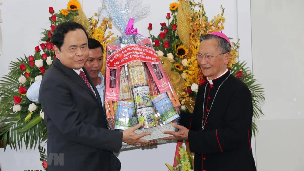 Chủ tịch Ủy ban Trung ương Mặt trận Tổ quốc Việt Nam Trần Thanh Mẫn tặng quà chúc mừng Lễ Phục sinh năm 2019 tại Tòa Giám mục Giáo phận Phan Thiết. Ảnh: Nguyễn Thanh/TTXVN