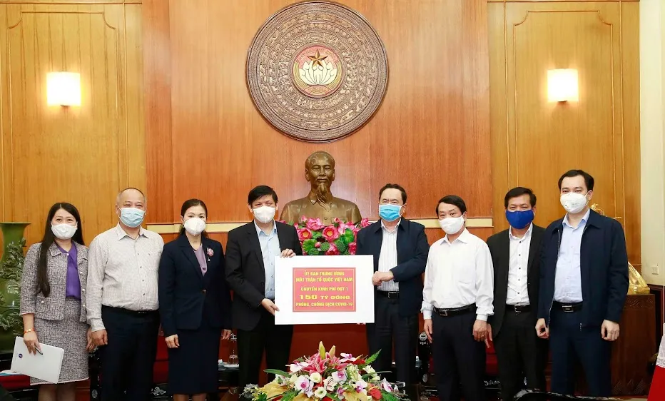 Thứ trưởng Thường trực Bộ Y tế Nguyễn Thanh Long tiếp nhận số tiền phân bổ 150 tỷ đồng