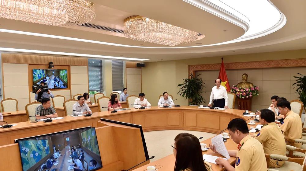 Bộ trưởng, Chủ nhiệm Văn phòng Chính phủ Mai Tiến Dũng chủ trì cuộc họp ngày 29-4