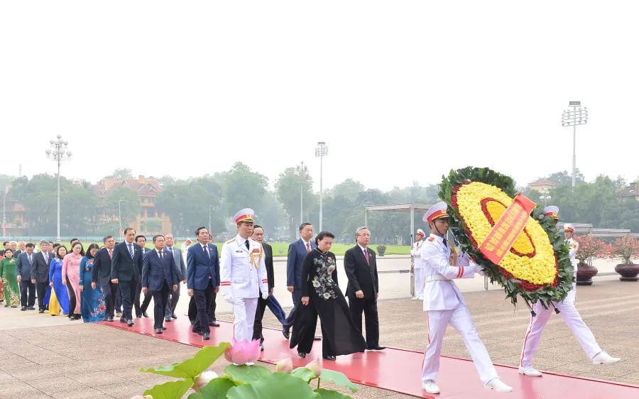 Đoàn Đại biểu Quốc hội vào Lăng viếng Chủ tịch Hồ Chí Minh. Ảnh: QUANG PHÚC