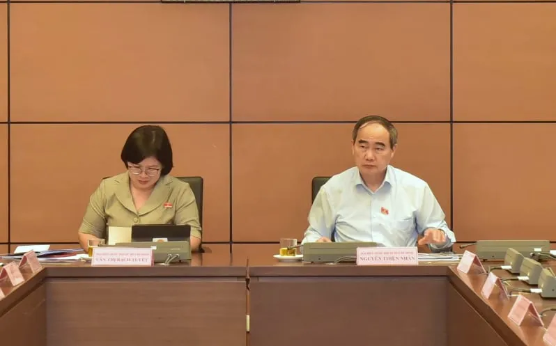 Tổ TPHCM thảo luận chiều 8-6. Ảnh: QUANG PHÚC