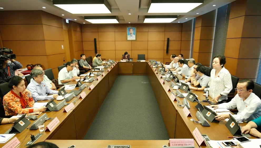Đoàn ĐBQH TPHCM thảo luận tại Tổ, ngày 10-6-2020. Ảnh: QUANG PHÚC
