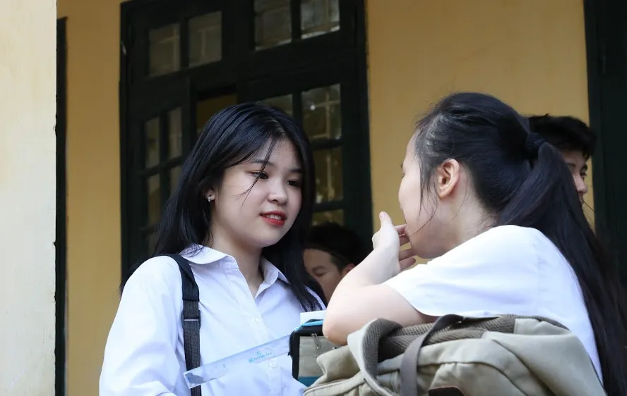 Thí sinh Hà Nội phấn khởi vì đề thi vào 10 năm nay được đánh giá dễ. Ảnh: QUANG PHÚC