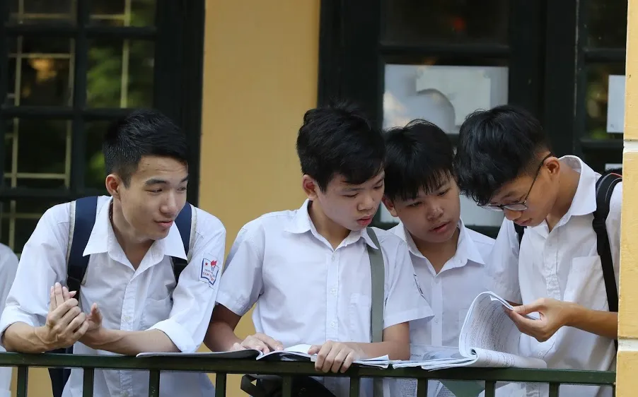 Thí sinh tranh thủ ôn bài trước khi vào thi. Ảnh: QUANG PHÚC
