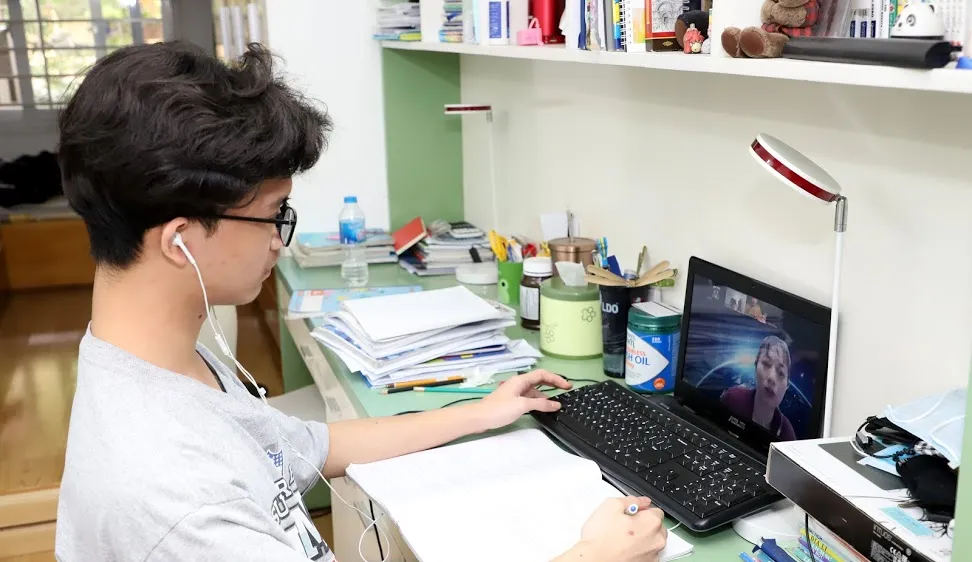 Học sinh học trực tuyến tại nhà khi phải nghỉ học do Covid-19. Ảnh: QUANG PHÚC