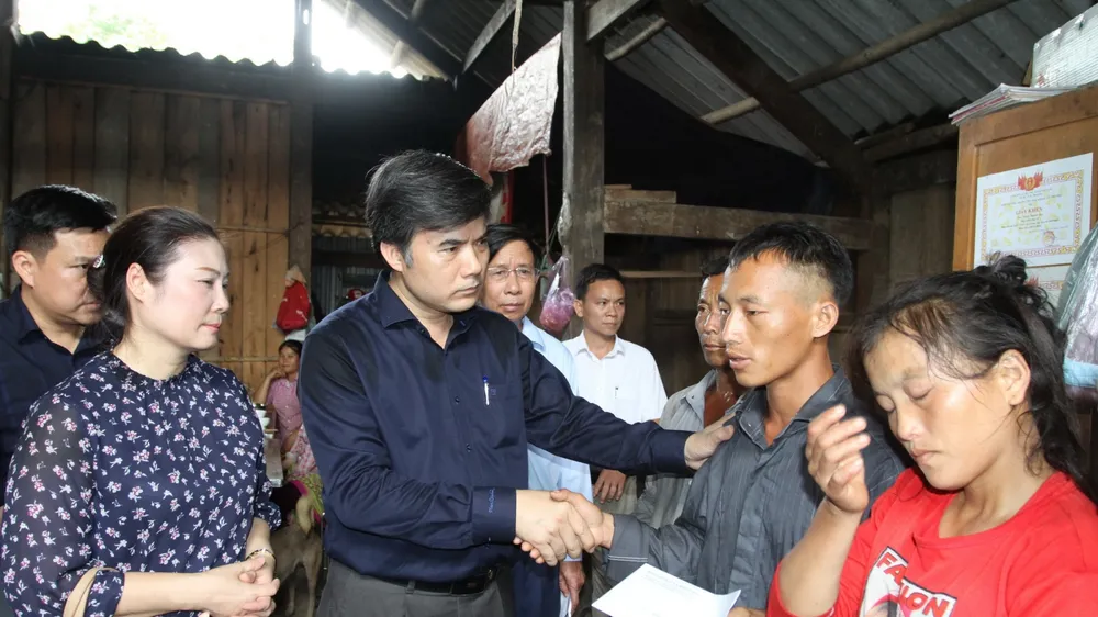 Đoàn công tác của Bộ GD-ĐT đã đến thăm hỏi gia đình các nạn nhân