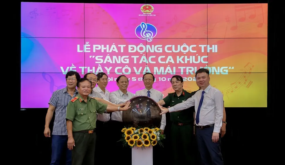 Các đại biểu thực hiện nghi thức phát động cuộc thi