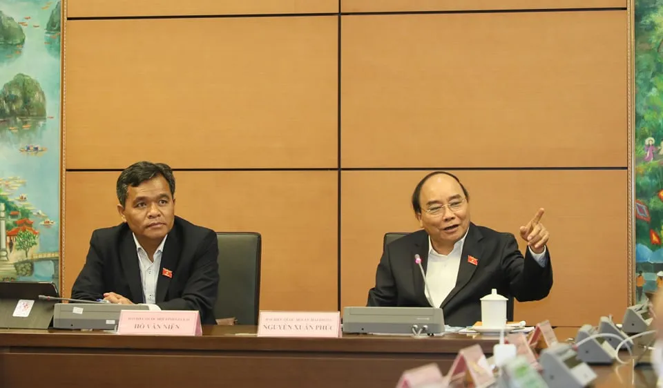 Thủ tướng Nguyễn Xuân Phúc thảo luận tổ. Ảnh: QUANG PHÚC