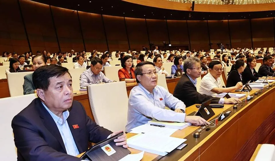 ĐBQH bấm nút thông qua luật. Ảnh: VIẾT CHUNG