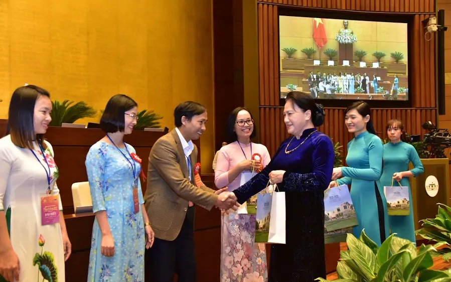 Chủ tịch Quốc hội Nguyễn Thị Kim Ngân tặng quà các nhà giáo, cán bộ quản lý giáo dục tiêu biểu