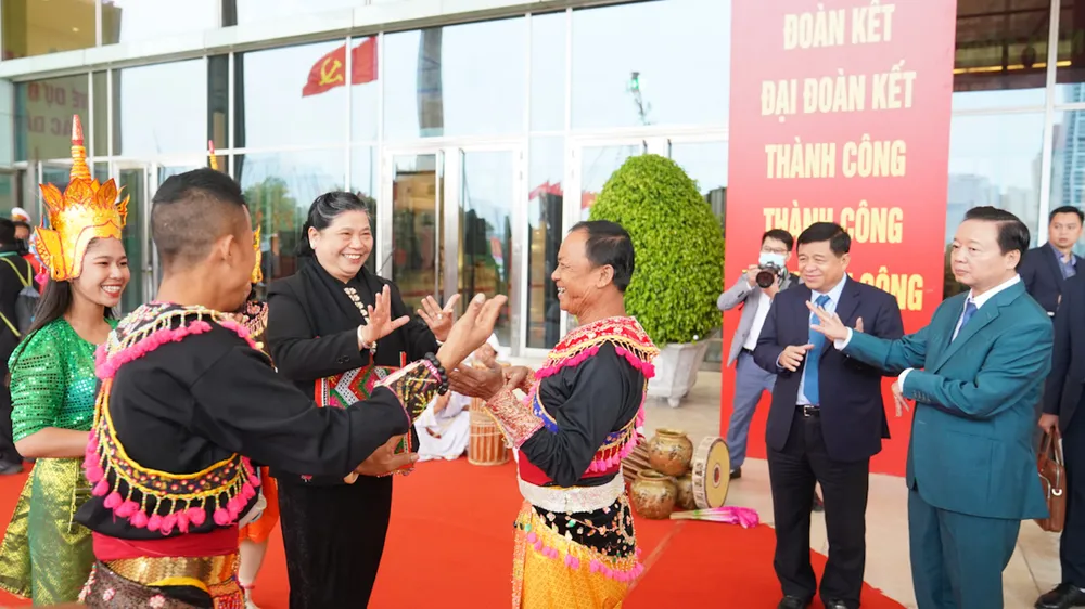 Phó Chủ tịch Quốc hội Tòng Thị Phóng cùng các đại biểu. Ảnh: QUANG PHÚC