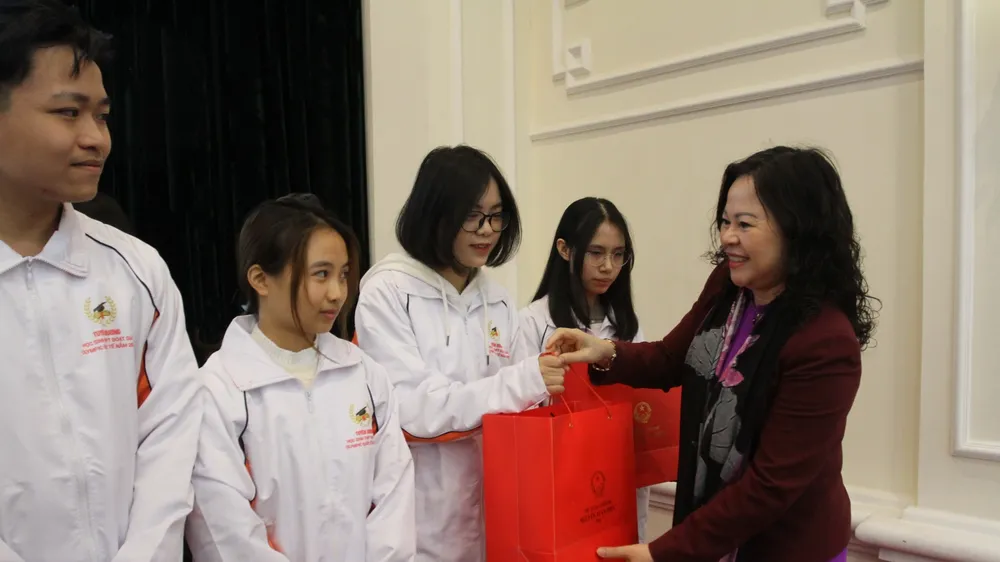 Thứ trưởng Bộ GD-ĐT Ngô Thị Minh trao quà của Thủ tướng Chính phủ cho các em học sinh đoạt giải Olympic quốc tế năm 2020