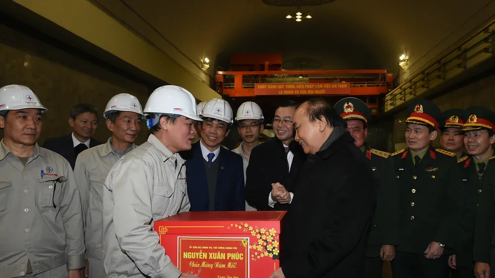 Thủ tướng Nguyễn Xuân Phúc động viên công nhân