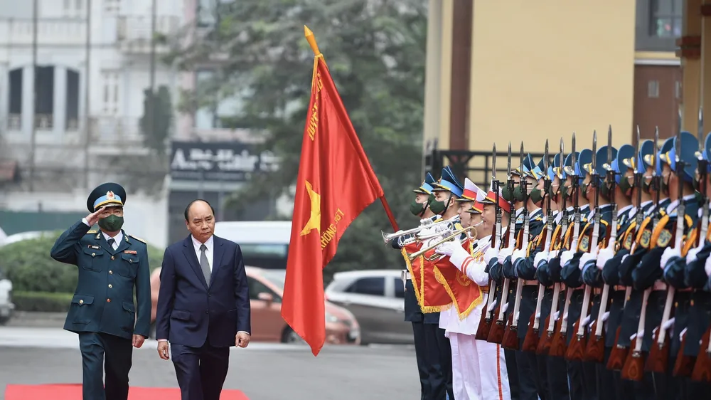 Thủ tướng Nguyễn Xuân Phúc chúc tết cán bộ, chiến sĩ của Sư đoàn 361, Quân chủng Phòng không - Không quân. ẢNH: VIẾT CHUNG