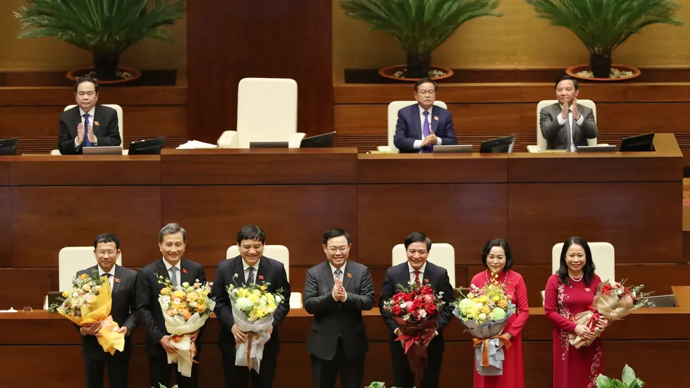 Chủ tịch Quốc hội Vương Đình Huệ chúc mừng Tân Phó Chủ tịch nước và các tân Ủy viên Ủy ban Thường vụ Quốc hội. Ảnh: VIẾT CHUNG