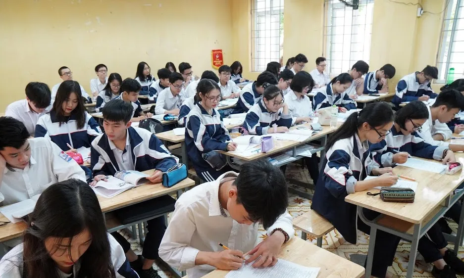 Học sinh, sinh viên lo lắng học phí sẽ tăng. Ảnh: VIẾT CHUNG