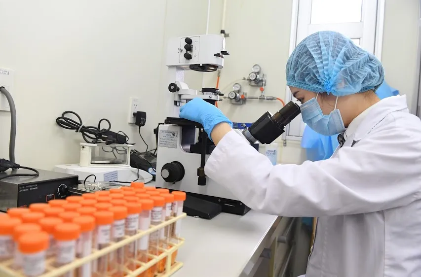 Nghiên cứu thí nghiệm virus SARS-CoV-2 tại Trung tâm Cúm Quốc gia - Viện vệ sinh dịch tễ Trung ương. Ảnh: QUANG PHÚC