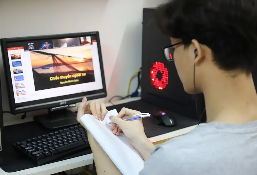 Thời kỳ có dịch, việc học trực tuyến cần được đẩy mạnh. Ảnh: QUANG PHÚC
