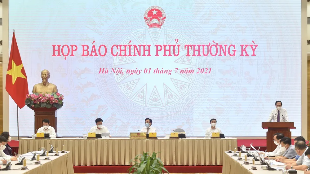 Họp báo Chính phủ tối 1-7. ẢNH: QUANG PHÚC