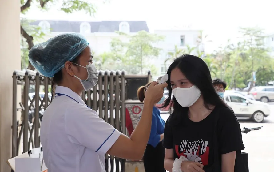 Chiều nay 6-7, các thí sinh làm thủ tục dự thi tốt nghiệp THPT năm 2021. ẢNH: QUANG PHÚC