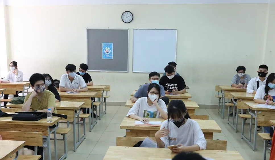 Chiều 6-7, thí sinh làm thủ tục dự thi tốt nghiệp THPT 2021. Ảnh: QUANG PHÚC