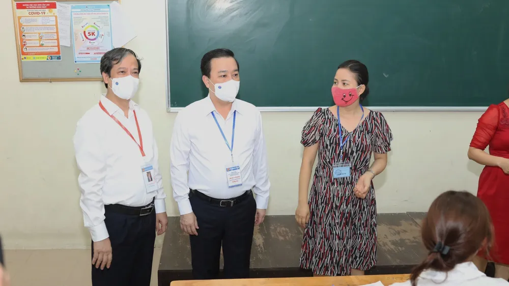 Bộ trưởng Bộ GD-ĐT Nguyễn Kim Sơn kiểm tra thi tốt nghiệp THPT 2021 tại điểm thi Trường THPT Chu Văn An, quận Tây Hồ, Hà Nội. Ảnh: VIẾT CHUNG
