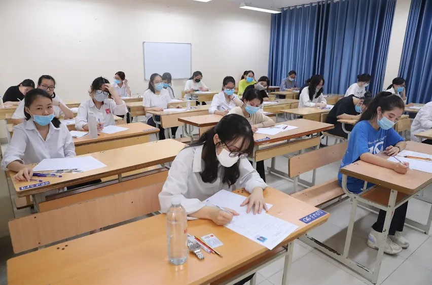 Thí sinh thi môn Ngữ văn tại điểm thi Trường THCS Ba Đình, quận Ba Đình. Ảnh: QUANG PHÚC