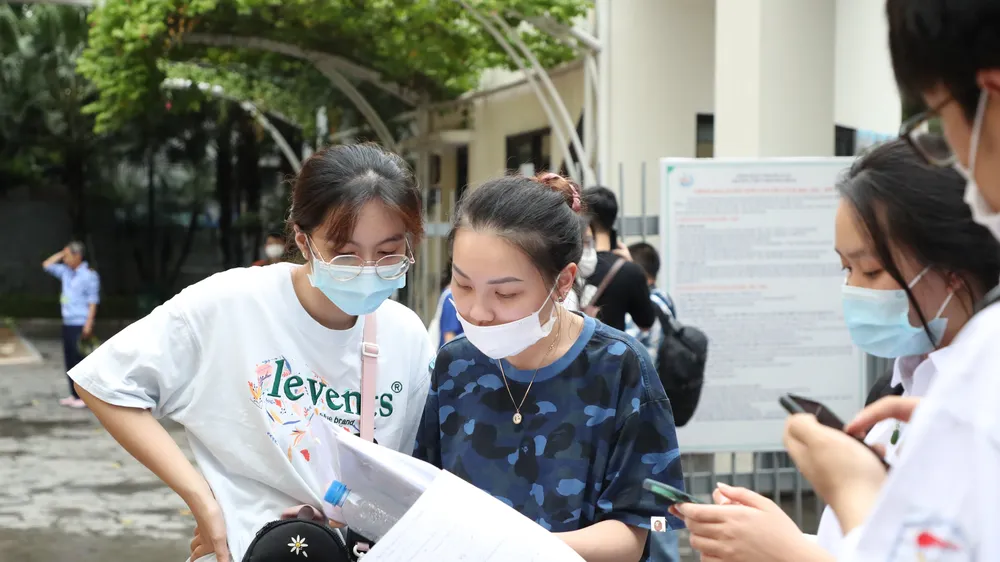 Thí sinh cả nước đã hoàn thành thi 2 môn Văn, Toán vào ngày 7-7. Ảnh: QUANG PHÚC