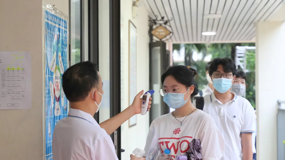 Công tác bảo đảm an toàn phòng dịch được thực hiện triệt để ở các điểm thi. Ảnh: QUANG PHÚC