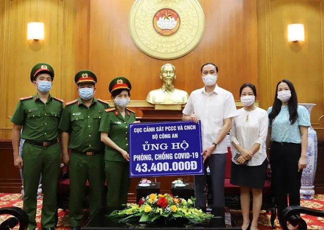 Nhiều tập thể, cá nhân ủng hộ phòng chống Covid-19