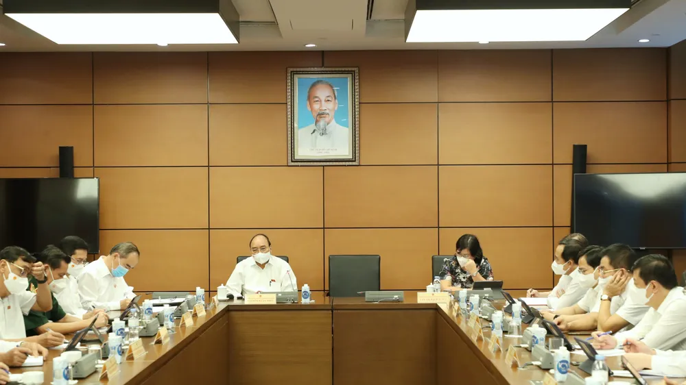 Các ĐBQH TPHCM dự họp sáng 24-7. ẢNH: VIẾT CHUNG